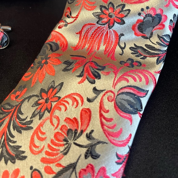 NWT-Silk Floral Patterned Tie Set with Cufflinks - Picture 3 of 4